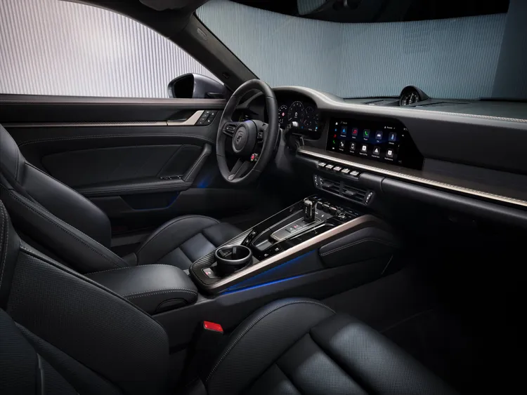 內裝以渦輪黑色調搭配碳纖維與Race-Tex材質。業者提供