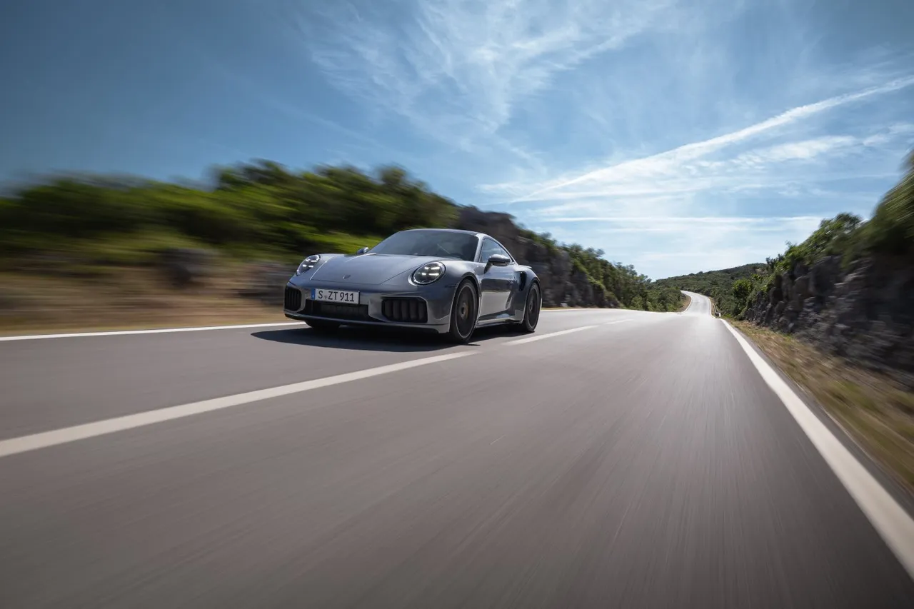 全新911 Turbo S搭载全新开发的3.6 升水平对卧六缸双涡轮引擎,结合双电子涡轮(eTurbo)与电动马达。业者提供