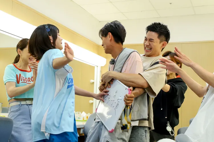 籃籃（左二起）呼阿翔巴掌。民視提供