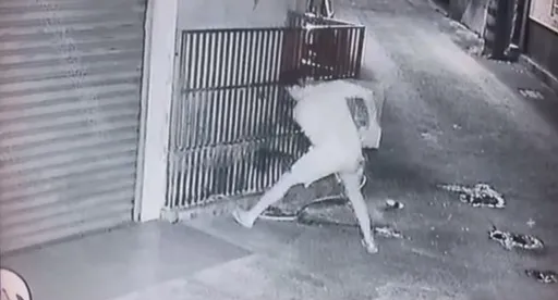 不满狗吠!暴力男「铁管猛刺杀狗」凶残画面曝光