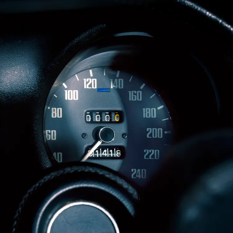 3款限量錶款上的阿拉伯數字的字體靈感，皆源於Datsun 240Z汽車儀表板上的字體設計。。品牌提供