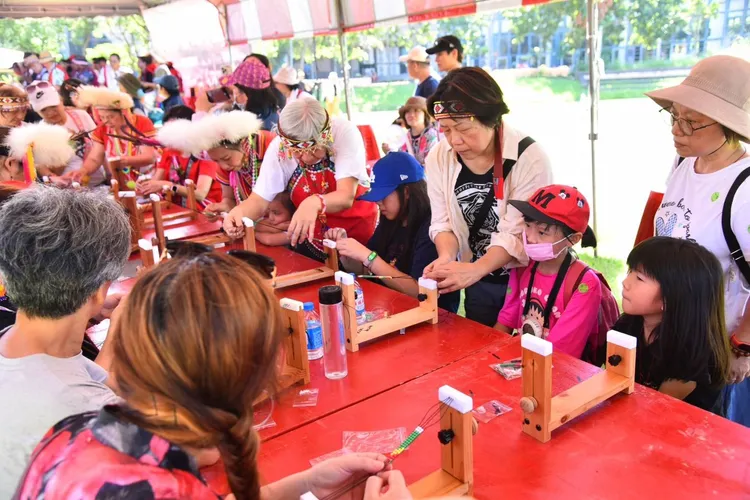 現場攤位許多互動體驗遊戲與美食。公所提供