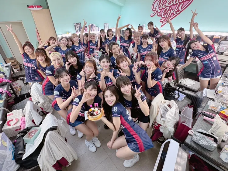 「樂天女孩」後台開慶生趴。樂天桃猿提供