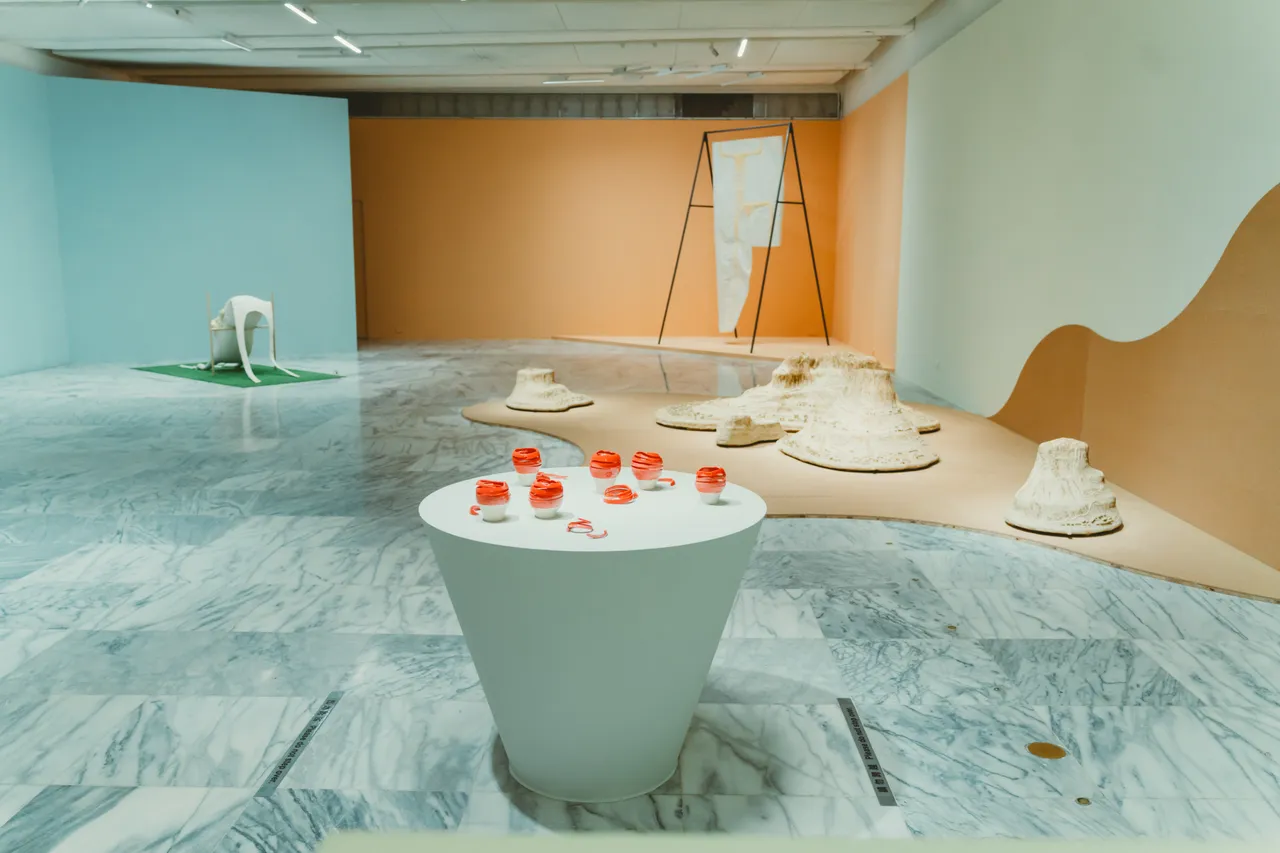 《痕迹悄悄话》展场一景,观众穿梭于录像、装置与立体作品之间。北美馆提供