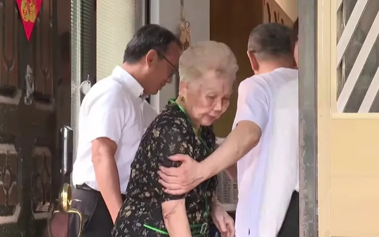 柯文哲見到母親不捨地摟了一下，隨即進到屋內。翻攝畫面