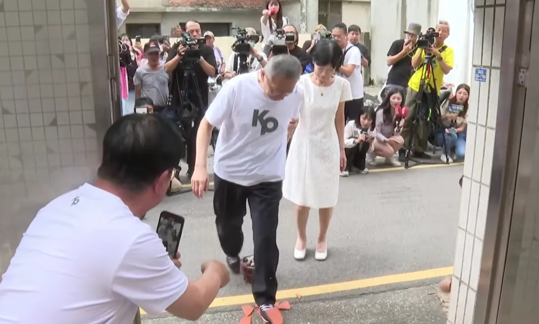 柯文哲回新竹老家,过火炉去霉气,这回用左脚先跨出。翻摄画面