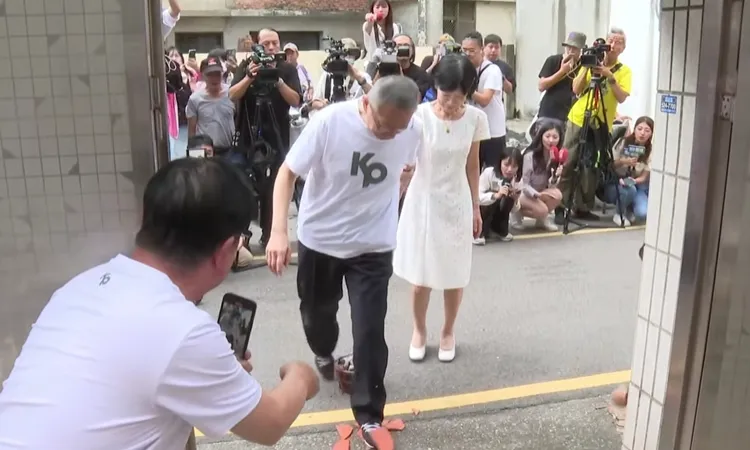 柯文哲回新竹老家，過火爐去霉氣，這回用左腳先跨出。翻攝畫面