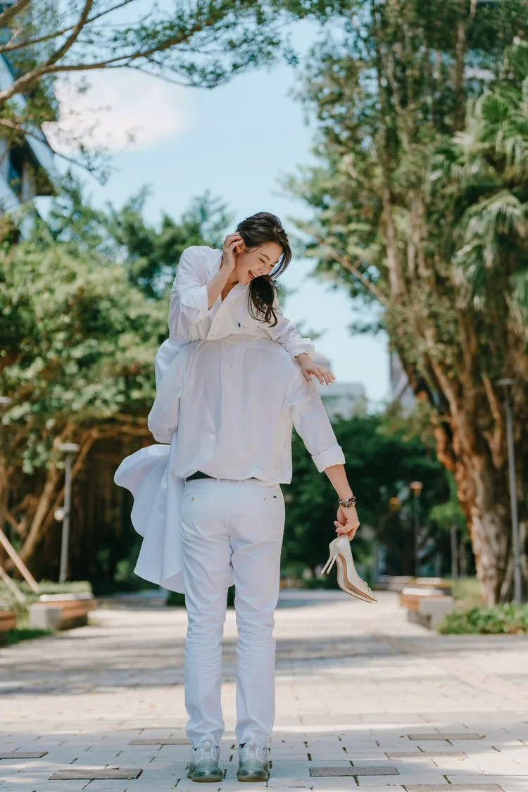 華千涵被老公扛起來。三立提供