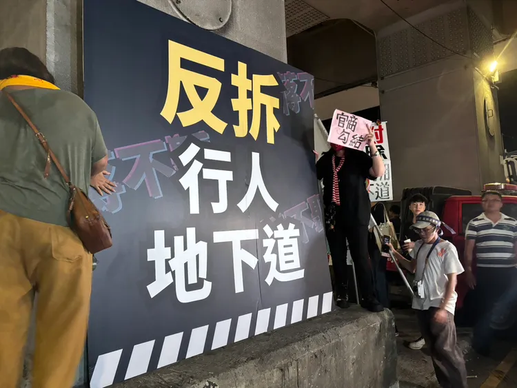 民團將看板貼上梁柱。江孟謙攝