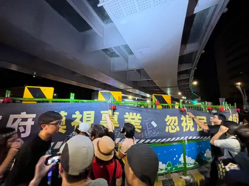 民团冲公馆圆环中央挂布条!场面一度混乱 警奋力维护交通秩序