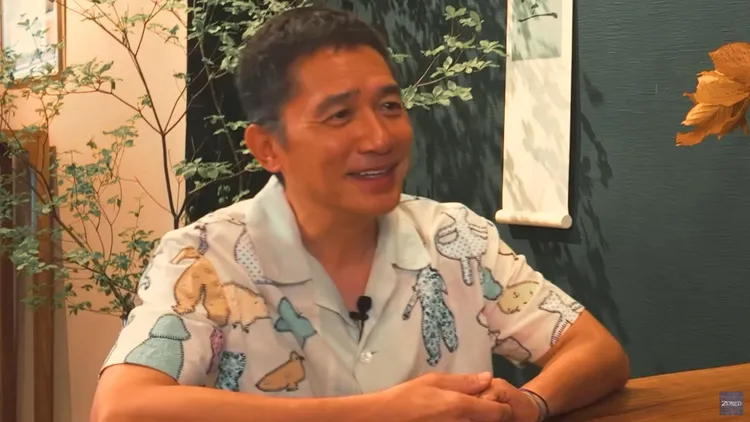 梁朝偉放鬆地侃侃而談。翻攝ZONED YT