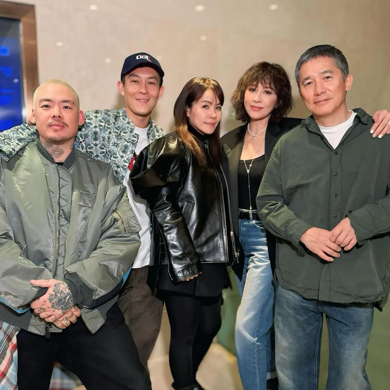 梁朝伟(右起)和老婆刘嘉玲、Sacai设计师阿部千登势、陈冠希、传奇刺青师Dr.Woo合照。翻摄陈冠希IG
