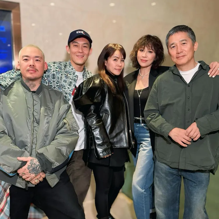 梁朝偉（右起）和老婆劉嘉玲、Sacai設計師阿部千登勢、陳冠希、傳奇刺青師Dr.Woo合照。翻攝陳冠希IG