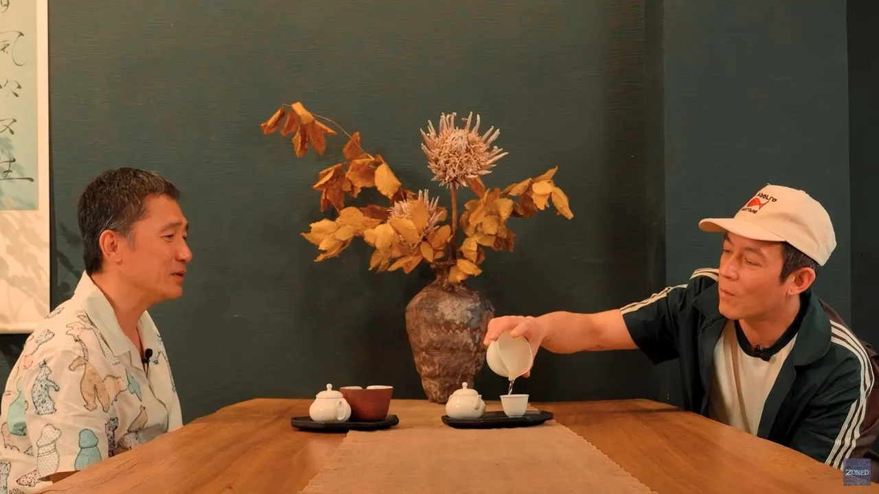 梁朝伟(左)和陈冠希边喝茶边用广东话交谈。翻摄ZONED YT