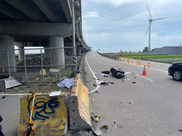 42歲陳姓女騎士行經台61線與大甲區臨江路平面迴轉道時，遭工程車撞擊慘死。民眾提供