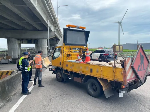 台61线台中路段工程车回转道撞机车 42岁女骑士爆头惨死