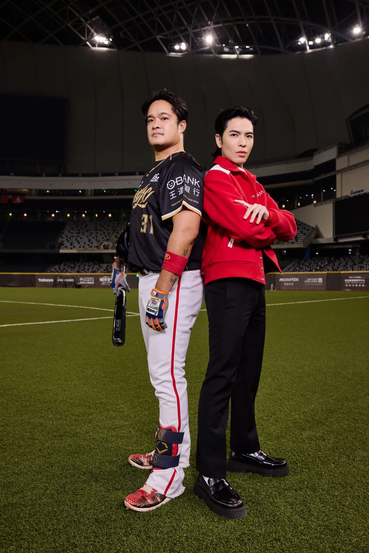 蕭敬騰與林智勝在大巨蛋草坪合照。喜鵲娛樂提供