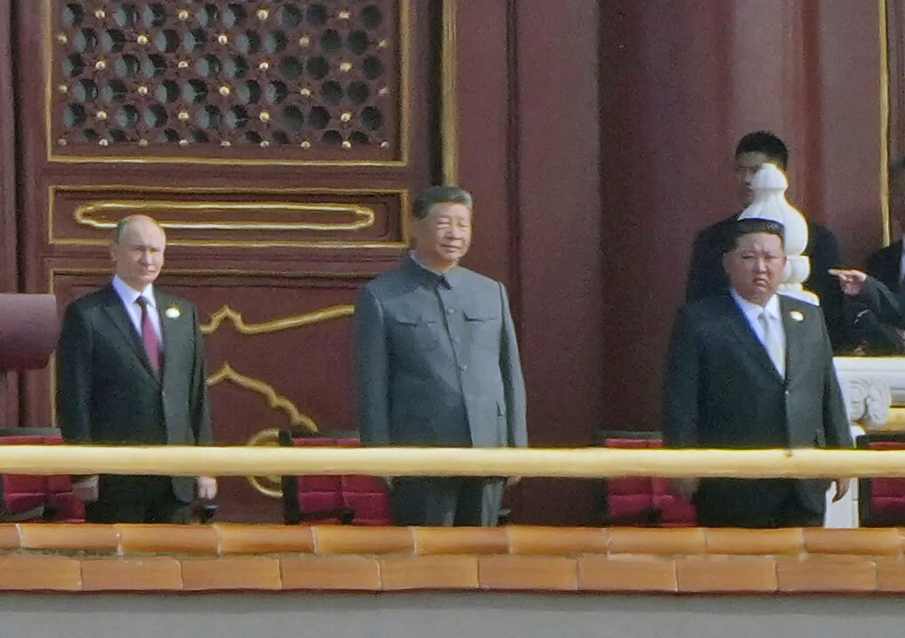 中国国家主席习近平(中)、俄罗斯总统普丁(左)与北韩领导人金正恩同框。美联社