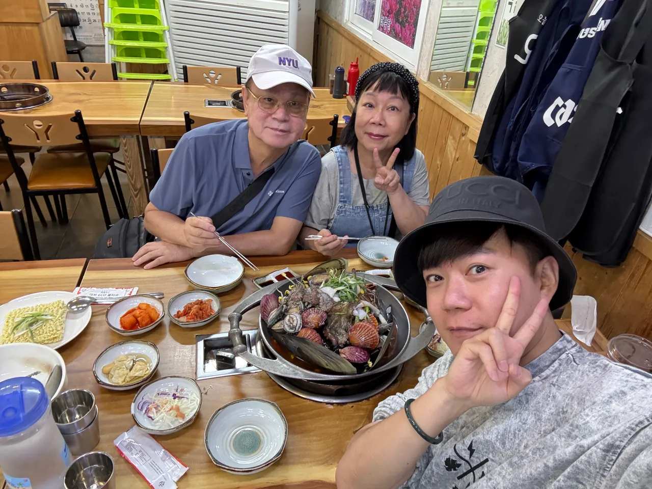 艺人李岳开心带父母畅游济州岛,没想到返台后身体不适而去急诊。本人提供