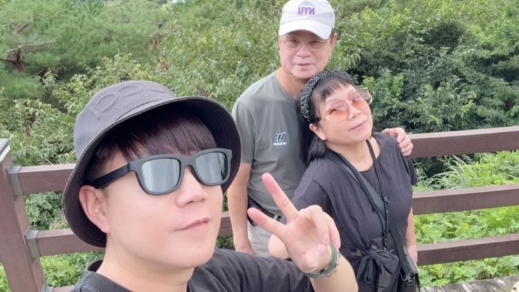 李岳孝親之旅遊濟州島！返台後痛到下跪還血尿　竟因這病掛急診