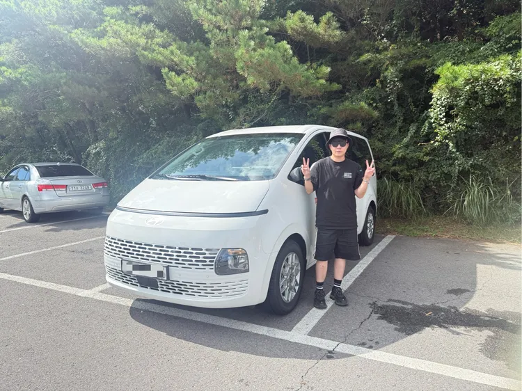 李岳分享在濟州島租車趣事，意外租賃到9人座的車。本人提供