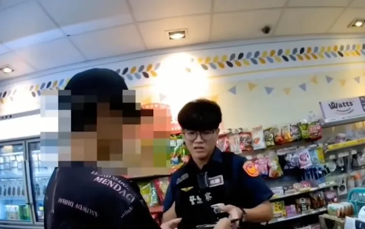 男子無法拿出有效證件，被警方帶回。警方提供