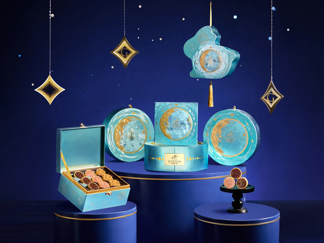 GODIVA「金秋映月・天际献礼」系列礼盒与今年礼盒特色亮点「塔巧克力」。GODIVA提供