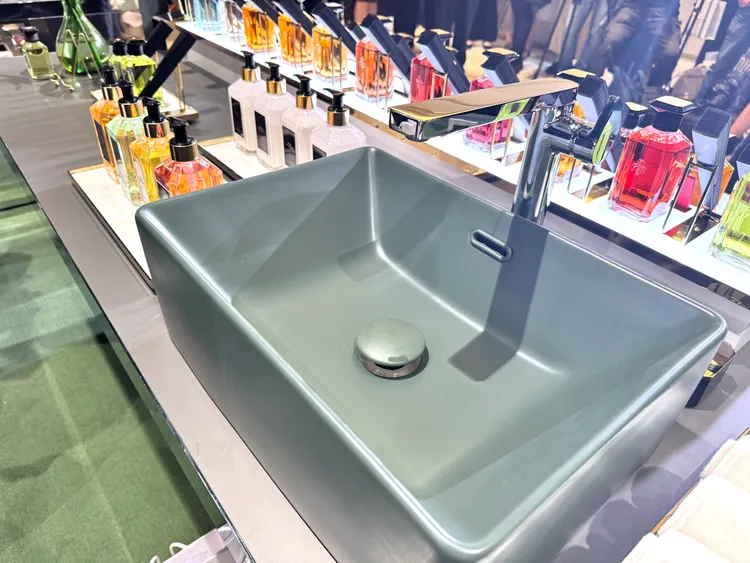 嬌蘭藝術沙龍香氛藝廊-色彩概念店進駐台北微風信義，店內還有獨特水槽設計。張家玲攝