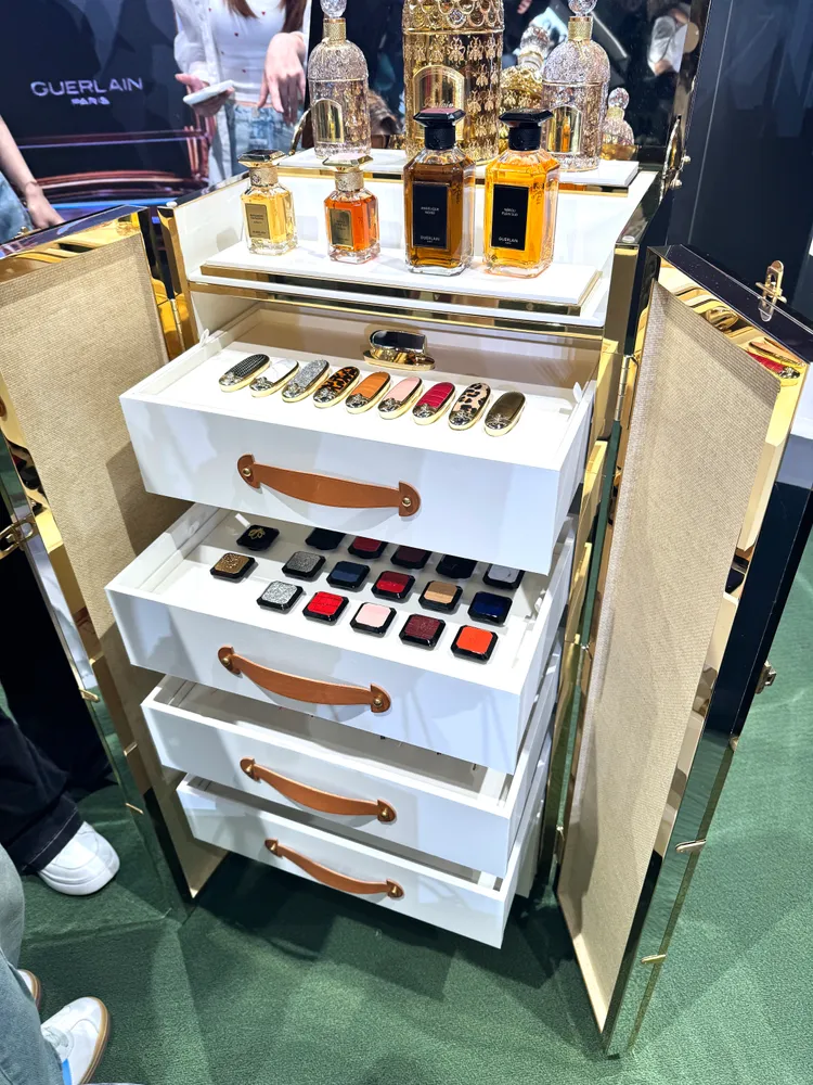 亞洲唯一的「訂製服務精品箱」，當中有近 20款瓶蓋、10種材質與顏色的綁繩，以及2種繩扣