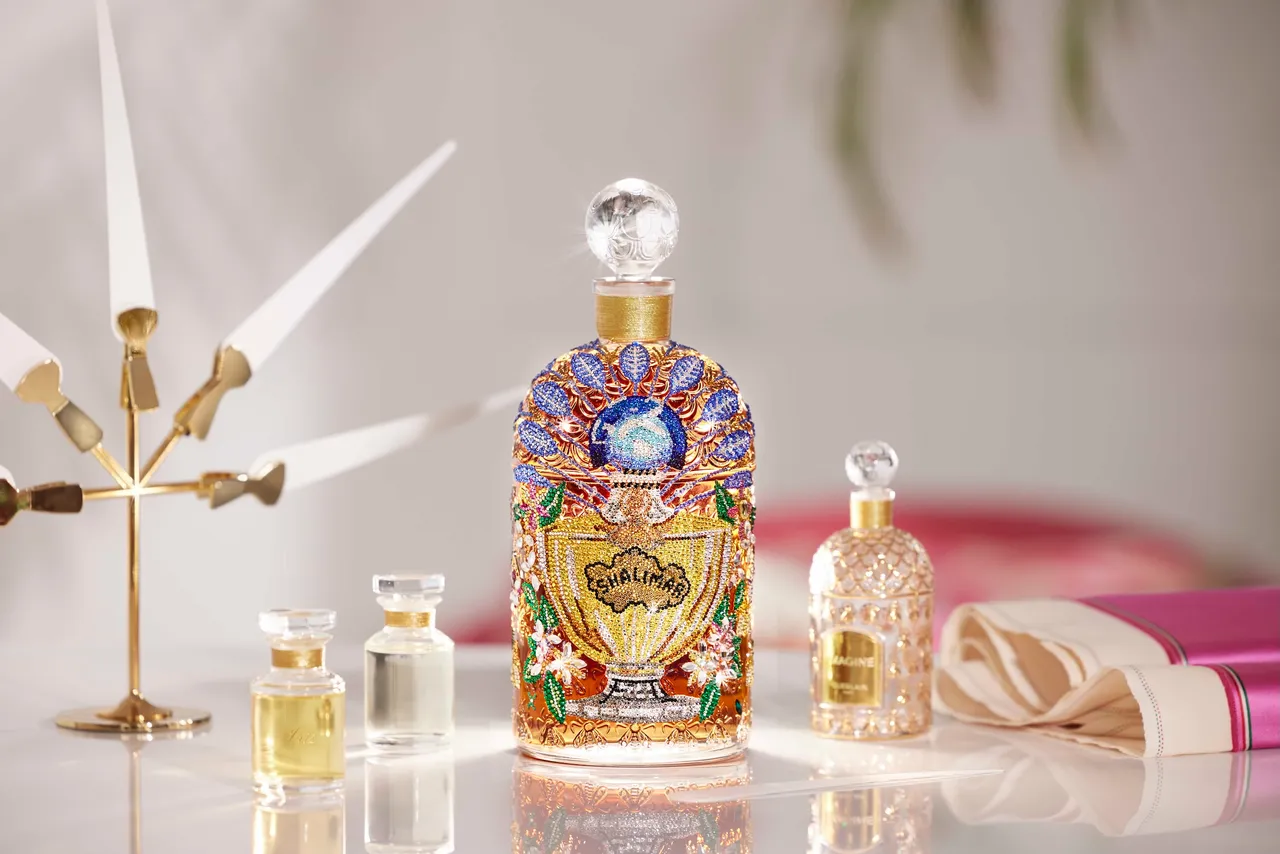 SHALIMAR一千零一夜香精手工瑰丽钻镶蜂印瓶。品牌提供