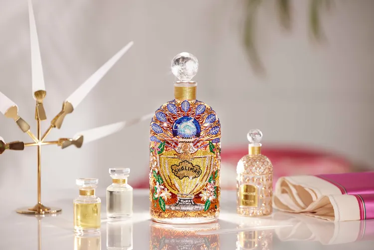 SHALIMAR一千零一夜香精手工瑰麗鑽鑲蜂印瓶。品牌提供