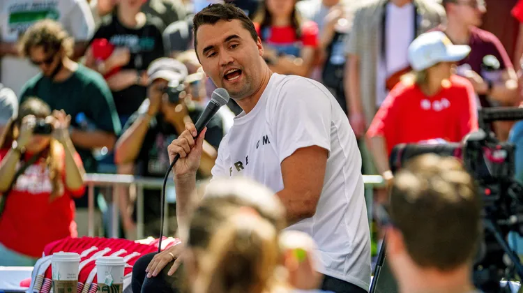 柯克遭槍殺前正發表演講。路透社