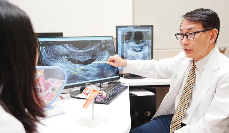 張訓銘主任說，全台20至30歲女性約有15%罹患多囊性卵巢症候群，透過精準化療程更可大幅提升懷孕成功率。中醫大附醫提供