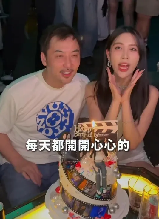 Emma在父亲李进良陪伴下开心许愿。翻摄小祯IG