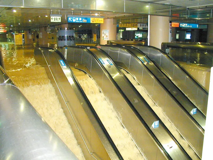 2001年納莉颱風對台北捷運造成重大災情。翻攝自台北捷運臉書