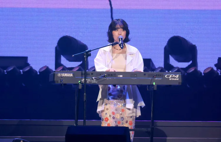 川西奈月自彈自唱。莊宗達攝