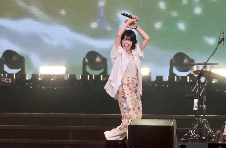 川西奈月開心舉起手搖擺。莊宗達攝