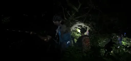 迷路驚魂記!4人受困宜蘭西馬縫山 警消摸黑入山救援