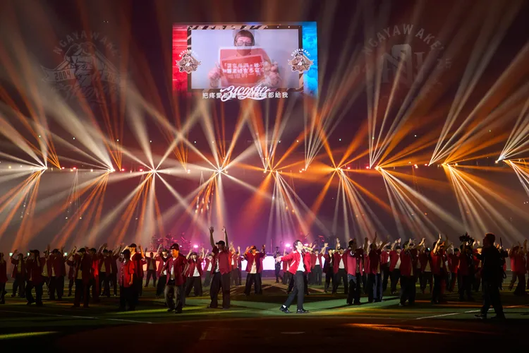 《疼愛》全場大合唱。喜鵲娛樂提供