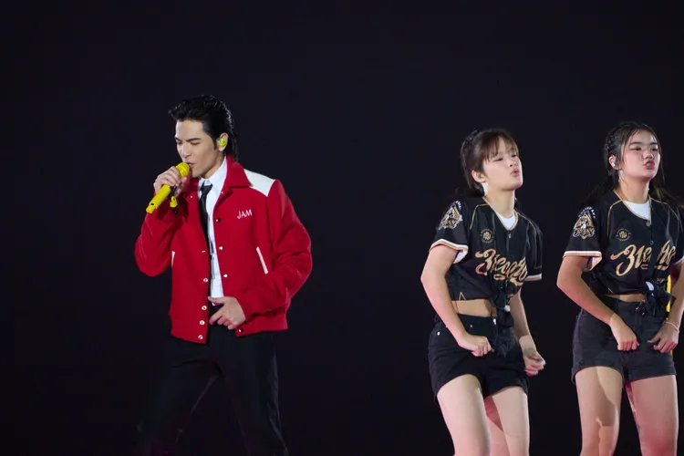 蕭敬騰（左）與林智勝女兒共舞。喜鵲娛樂提供