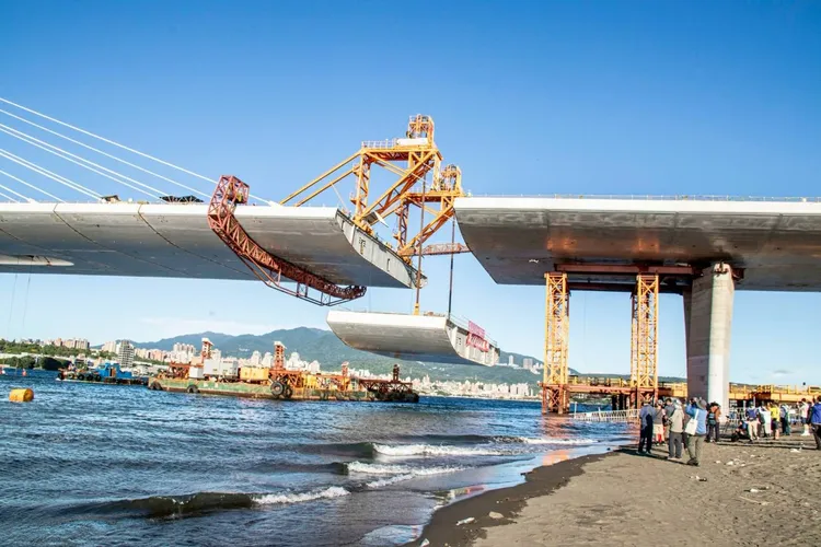 淡江大橋「合龍」過程。公路局提供