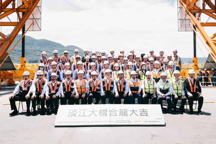 淡江大橋今舉辦「合龍」典禮。公路局提供