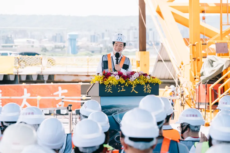 總統賴清德出席淡江大橋「合龍」典禮。公路局提供