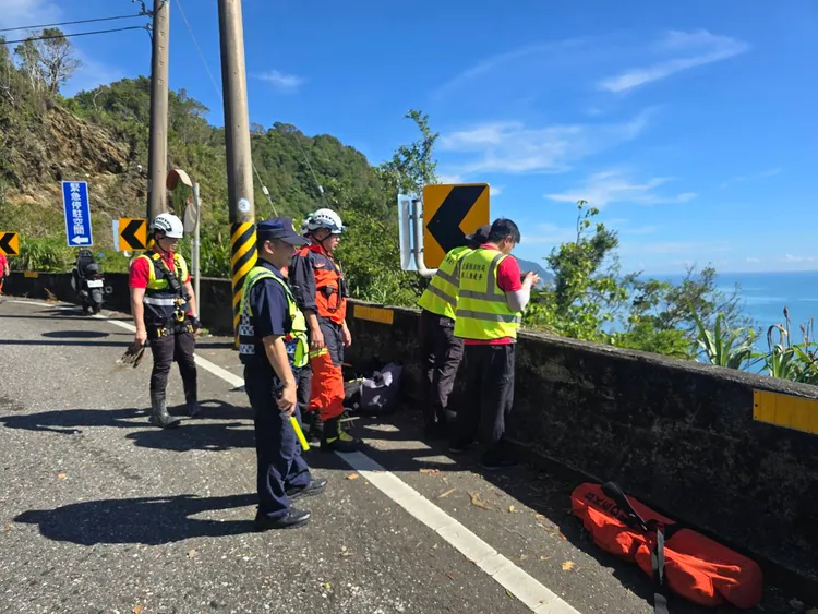 警消利用繩索對邊坡進行搜索。翻攝照片