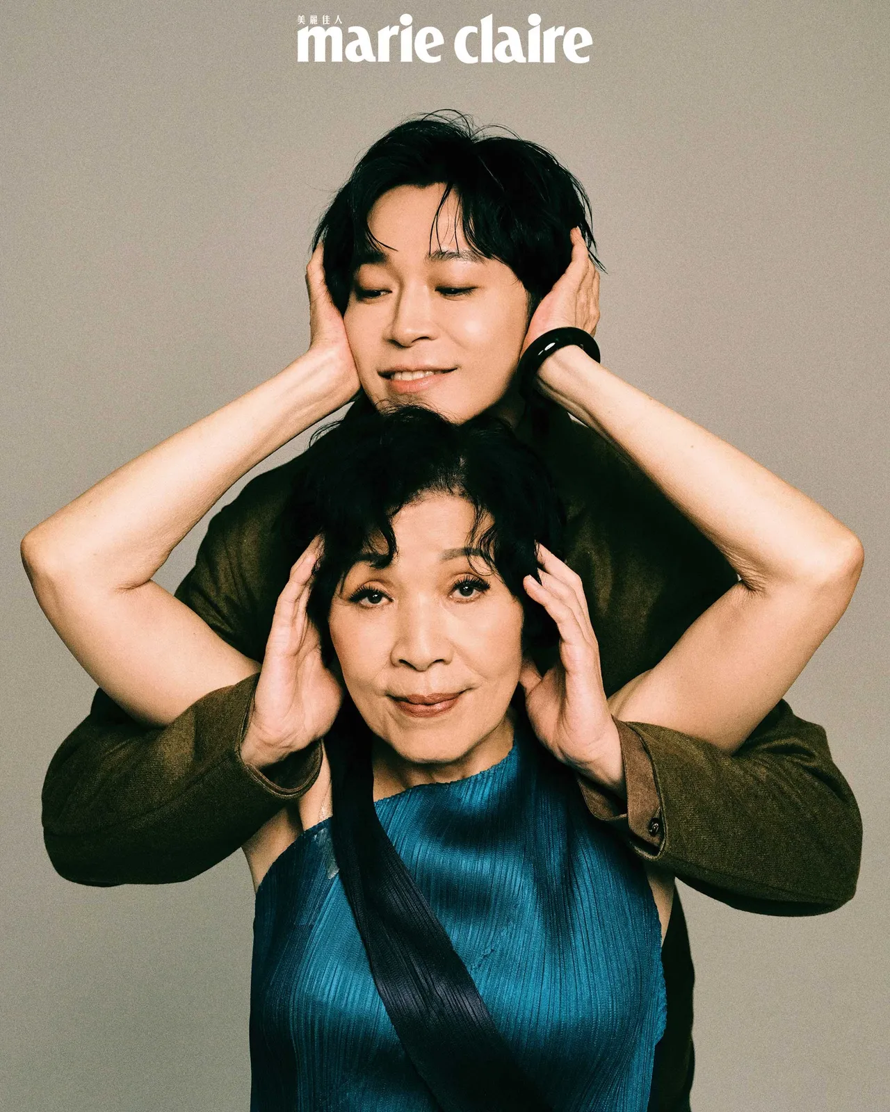 吴青峰与妈妈拍摄《Marie Claire美丽佳人》封面。《Marie Claire美丽佳人》国际中文版提供