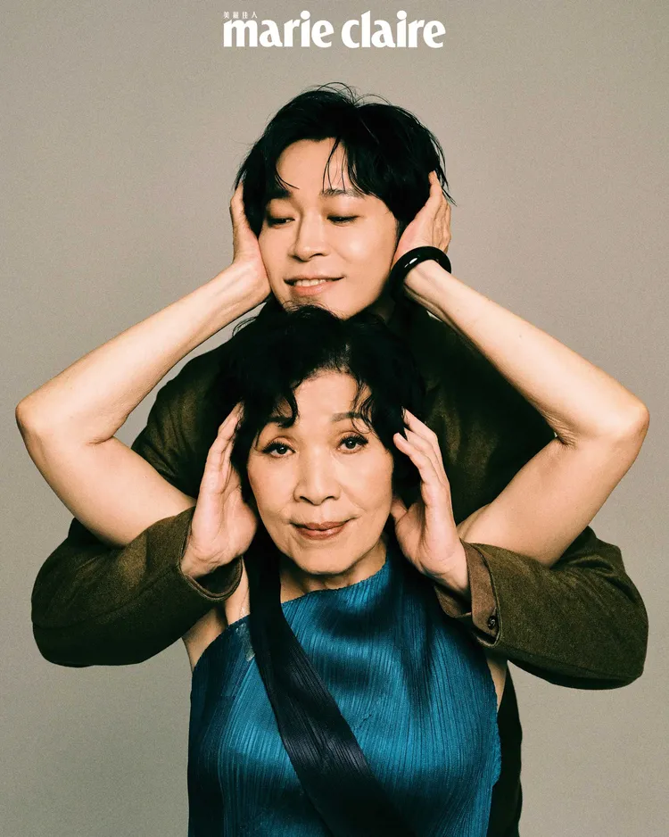 吳青峰與媽媽拍攝《Marie Claire美麗佳人》封面。《Marie Claire美麗佳人》國際中文版提供
