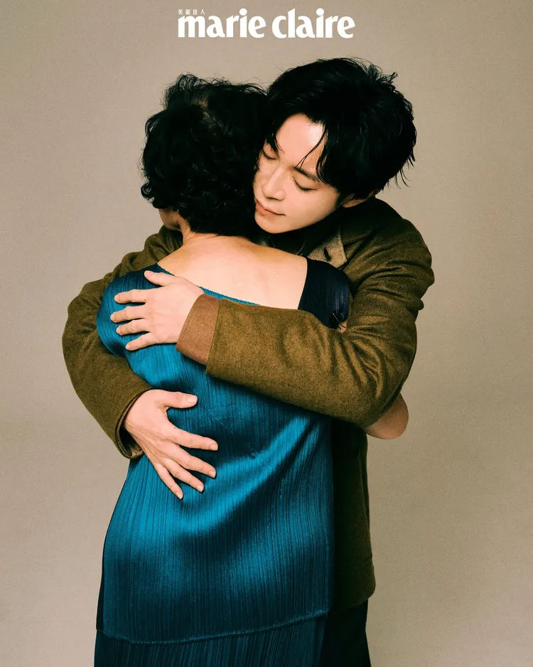 吳青峰與媽媽拍攝《Marie Claire美麗佳人》封面。《Marie Claire美麗佳人》國際中文版提供