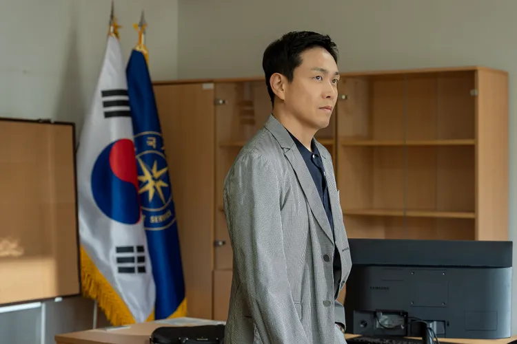 有「最強綠葉」之稱的吳正世飾演總統候選人的弟弟，在槍擊前居然與殺手見過面？也為真相多了一條支線值得往下追查。