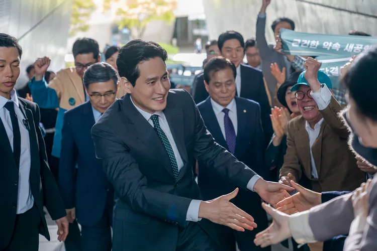 實力派演員朴海俊飾演總統候選人，也就是全智賢老公。朴海俊曾以《夫婦的世界》渣男角色爆紅，又以催淚韓劇《苦盡柑來遇見你》暖男角色聲勢大漲。