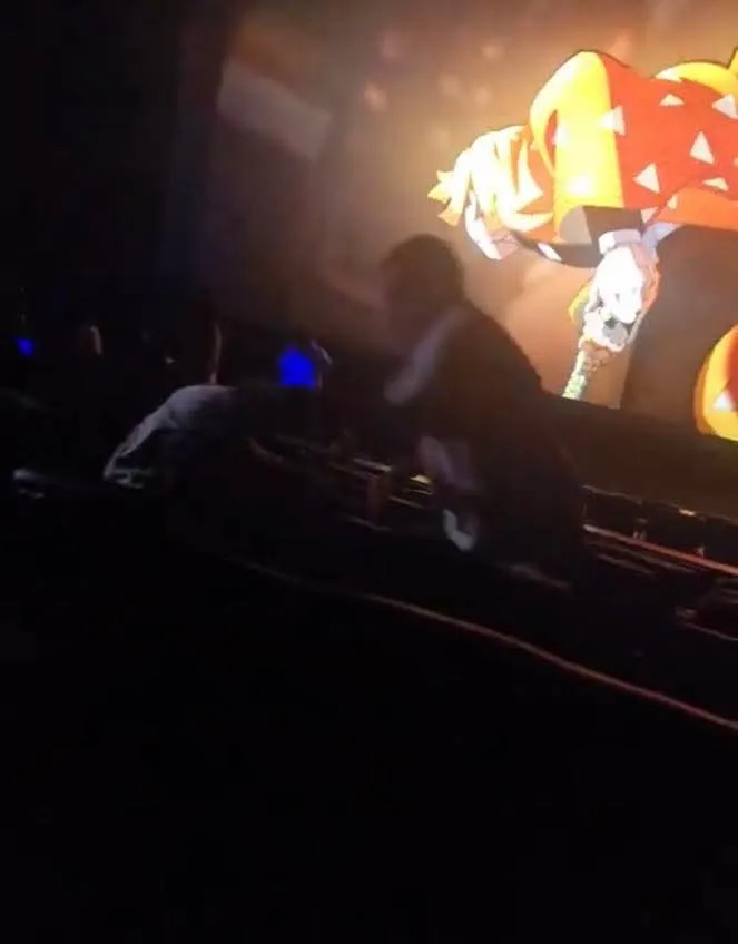 便溺男子與小孩父親大打出手。翻攝自X